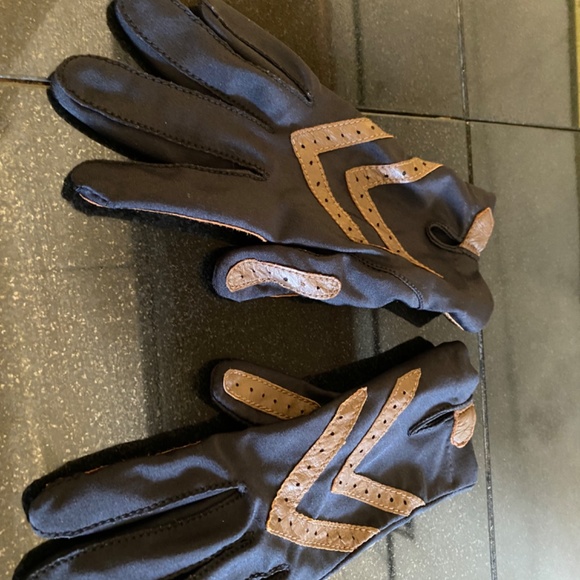 Fashionable Warm Gloves by Isotoner - Picture 7 of 8